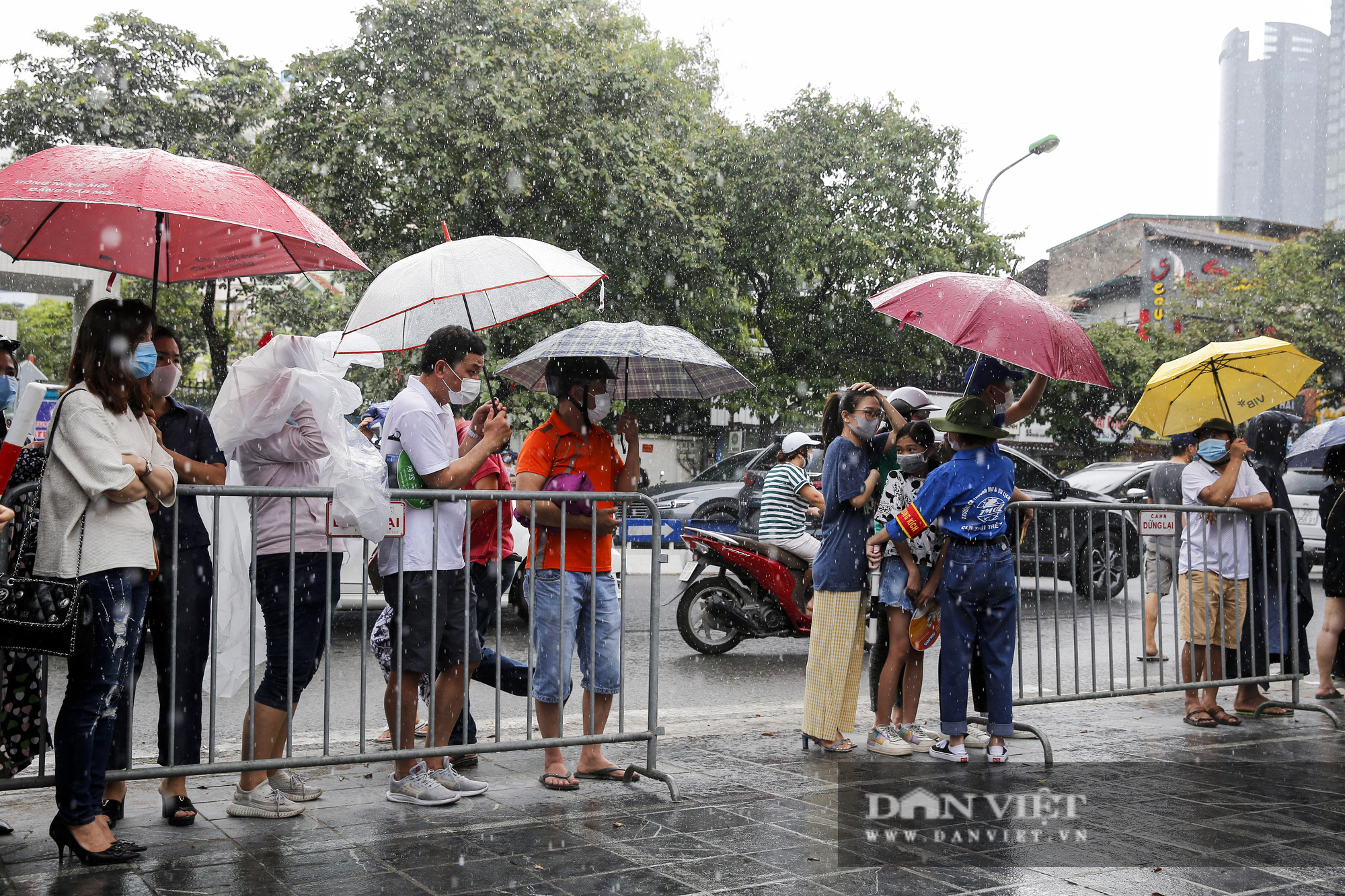 Trao nhau nụ hôn dưới cơn mưa sau khi kết thúc ngày thi đầu tiên  - Ảnh 1.