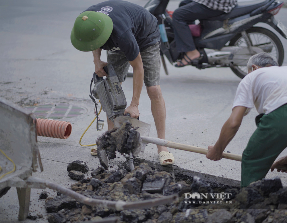 Tây Hồ: Người dân &quot;phi ngựa&quot; trên con đường cổ bậc nhất Thủ đô - Ảnh 2.