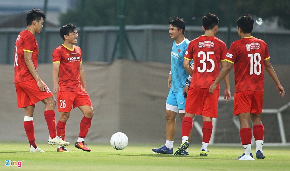 Văn Toàn làm khó HLV Park trong bài tập &quot;đá ma&quot; - Ảnh 3.