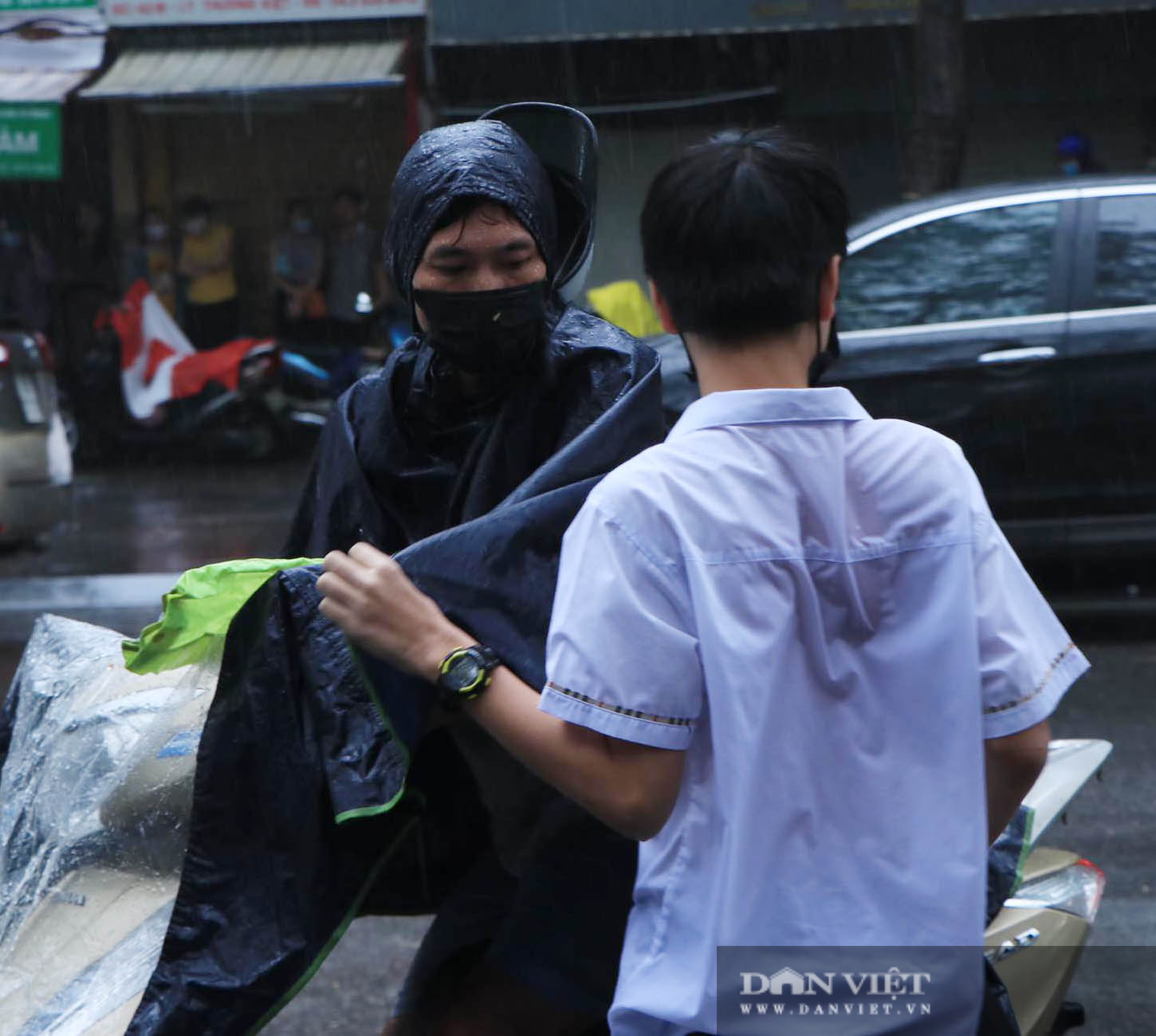 Thi vào lớp 10 ở Hà Nội sáng 13/6: Mưa như trút, thí sinh vất vả vào điểm thi  - Ảnh 8.