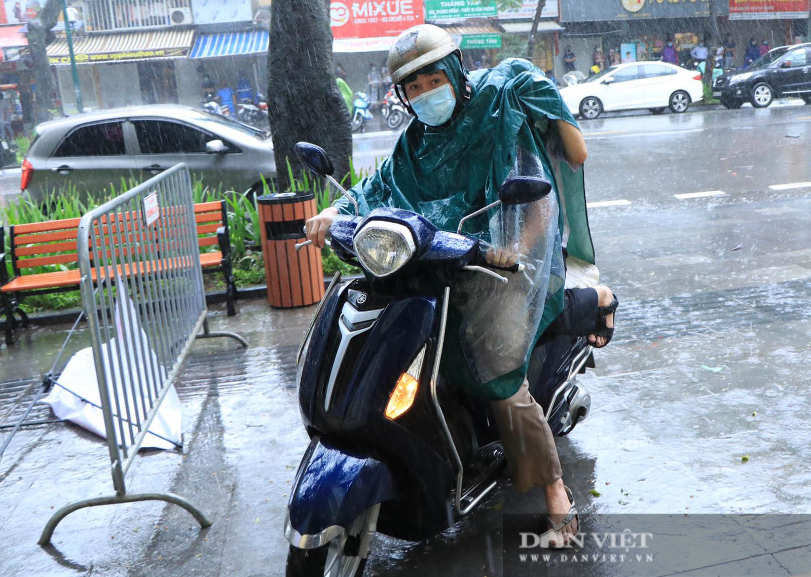 Thi vào lớp 10 ở Hà Nội sáng 13/6: Mưa như trút, nhiều thí sinh đến muộn, sát giờ thi - Ảnh 11.