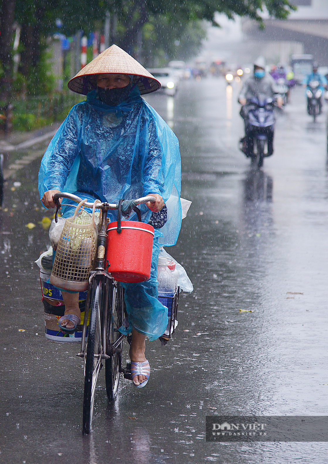 Bầu trời Hà Nội tối đen, mưa như trút do ảnh hưởng của bão số 2 - Ảnh 9.