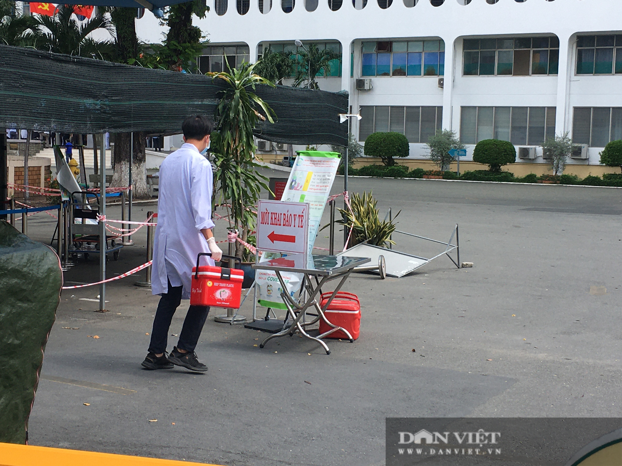 22 nhân viên dương tính SARS-CoV-2, Bệnh viện Bệnh Nhiệt đới TP.HCM thành &quot;điểm nóng&quot; - Ảnh 11.