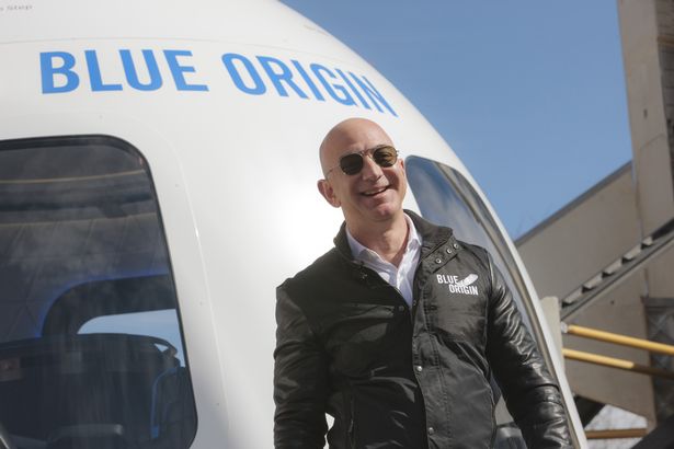 Triệu phú bí ẩn chi hàng triệu USD để ngồi cạnh Jeff Bezos trong chuyến bay lên vũ trụ  - Ảnh 2.