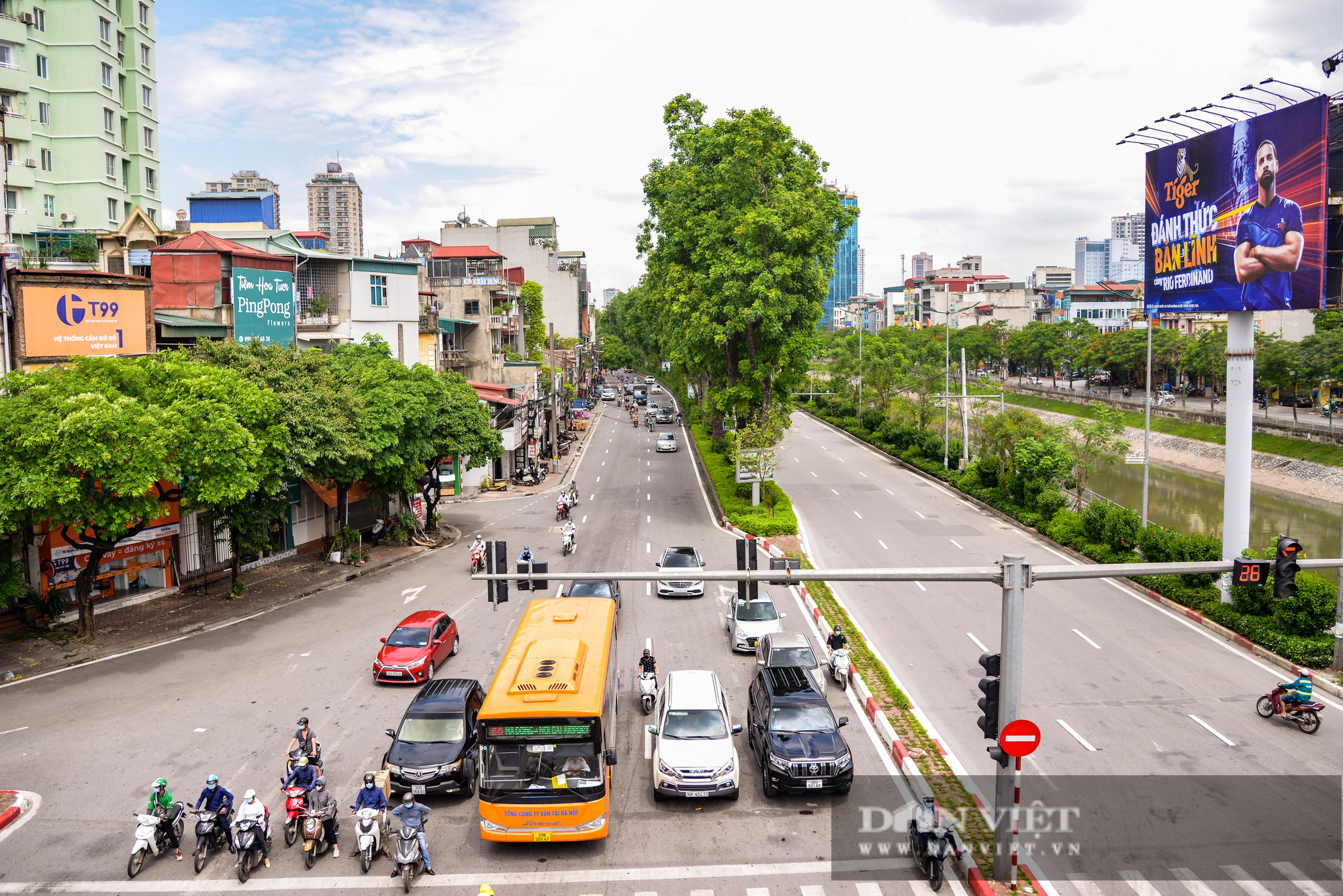 Các tuyến đường Hà Nội hạ nhiệt trong ngày nóng nhờ &quot; dàn điều hòa xanh&quot; - Ảnh 10.