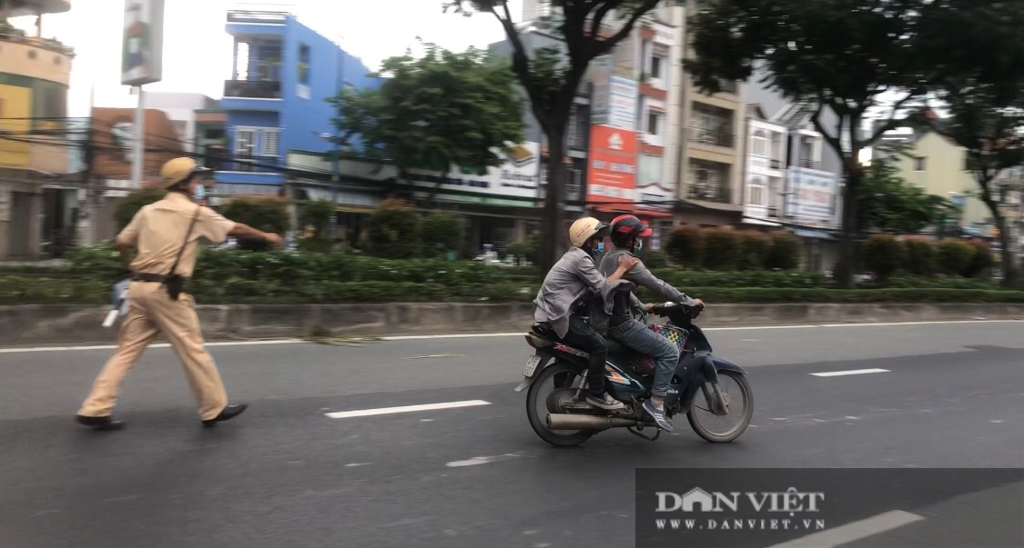 Đi vào làn đường ô tô, nhiều phương tiện bất chấp nguy hiểm tháo chạy khi CSGT tuýt còi - Ảnh 3.