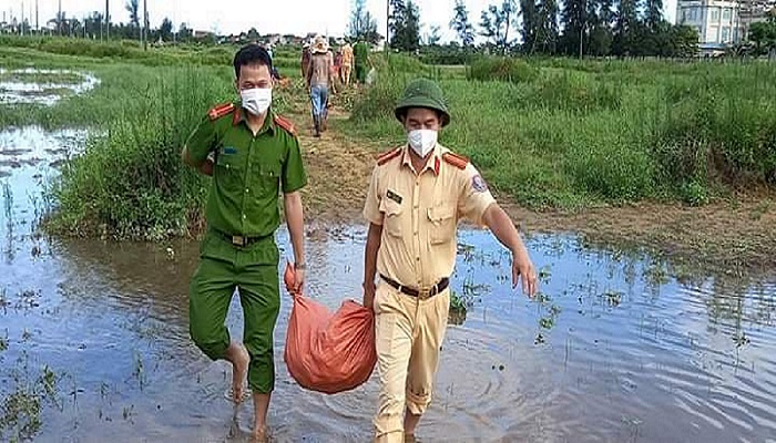 Hà Tĩnh: Chiến sĩ Công an… xắn quần xuống ruộng thu hoạch khoai lang giúp dân vùng tâm dịch - Ảnh 6.