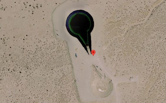 Phát hiện UFO bị xe tăng bao vây trên Google Earth