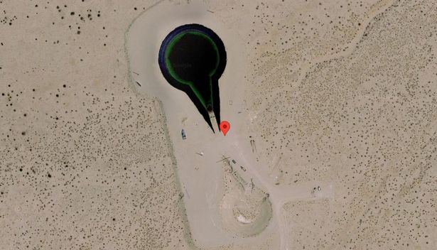 Phát hiện UFO đang bị bao vây bởi xe tăng trên Google Earth - Ảnh 1.