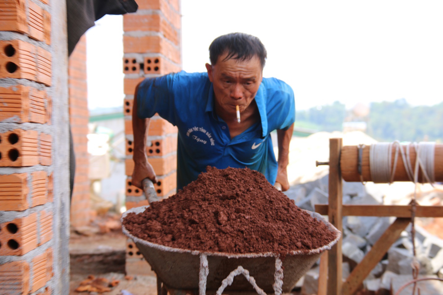 Đăk Nông: Kiếm tiền triệu nhờ... &quot;đo gang đất tính tiền&quot; - Ảnh 4.