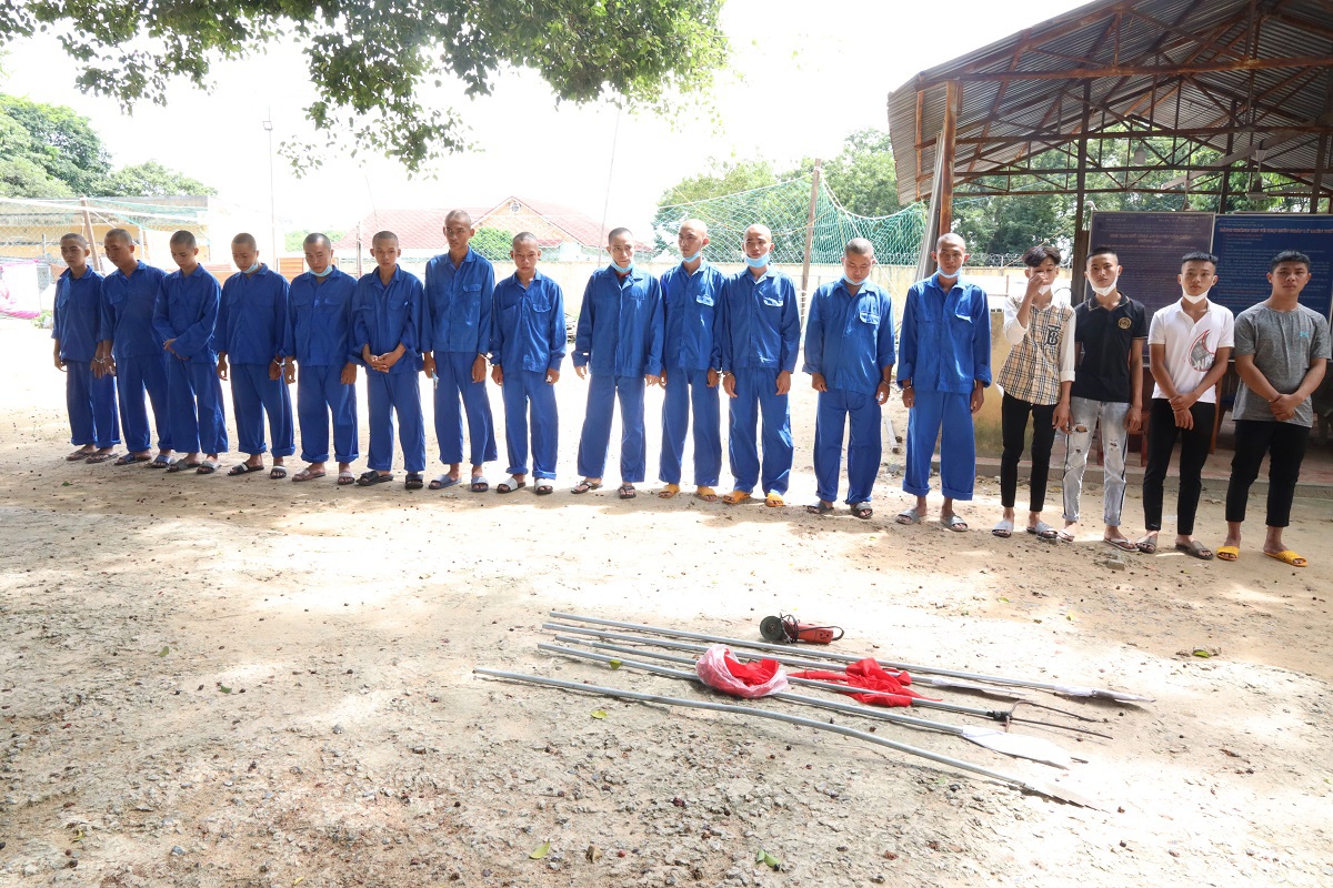 40 thanh niên vác dao phóng lợn chạy như bay trên đường - Ảnh 1.