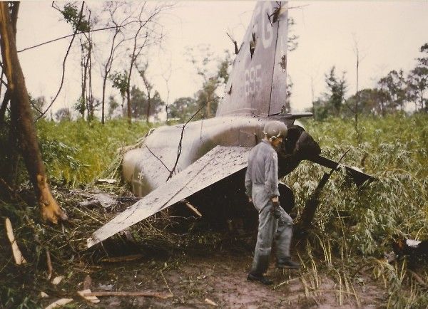 Cảnh tượng hiếm về máy bay Mỹ bị bắn rơi ở Việt Nam - Ảnh 3.