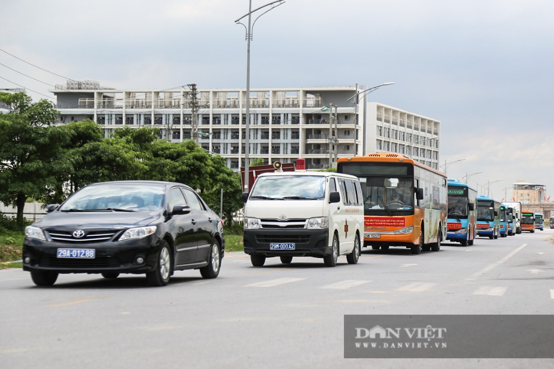 Hà Nội: Xe buýt đón gần 300 công nhân từ tâm dịch Bắc Giang trở về  - Ảnh 1.