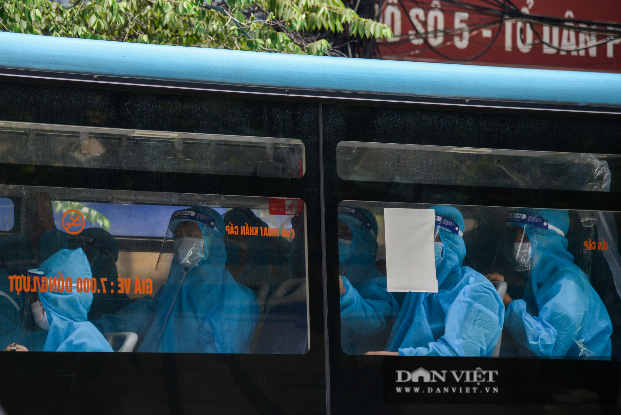 Hà Nội: Xe buýt đón gần 300 công nhân từ tâm dịch Bắc Giang trở về  - Ảnh 3.