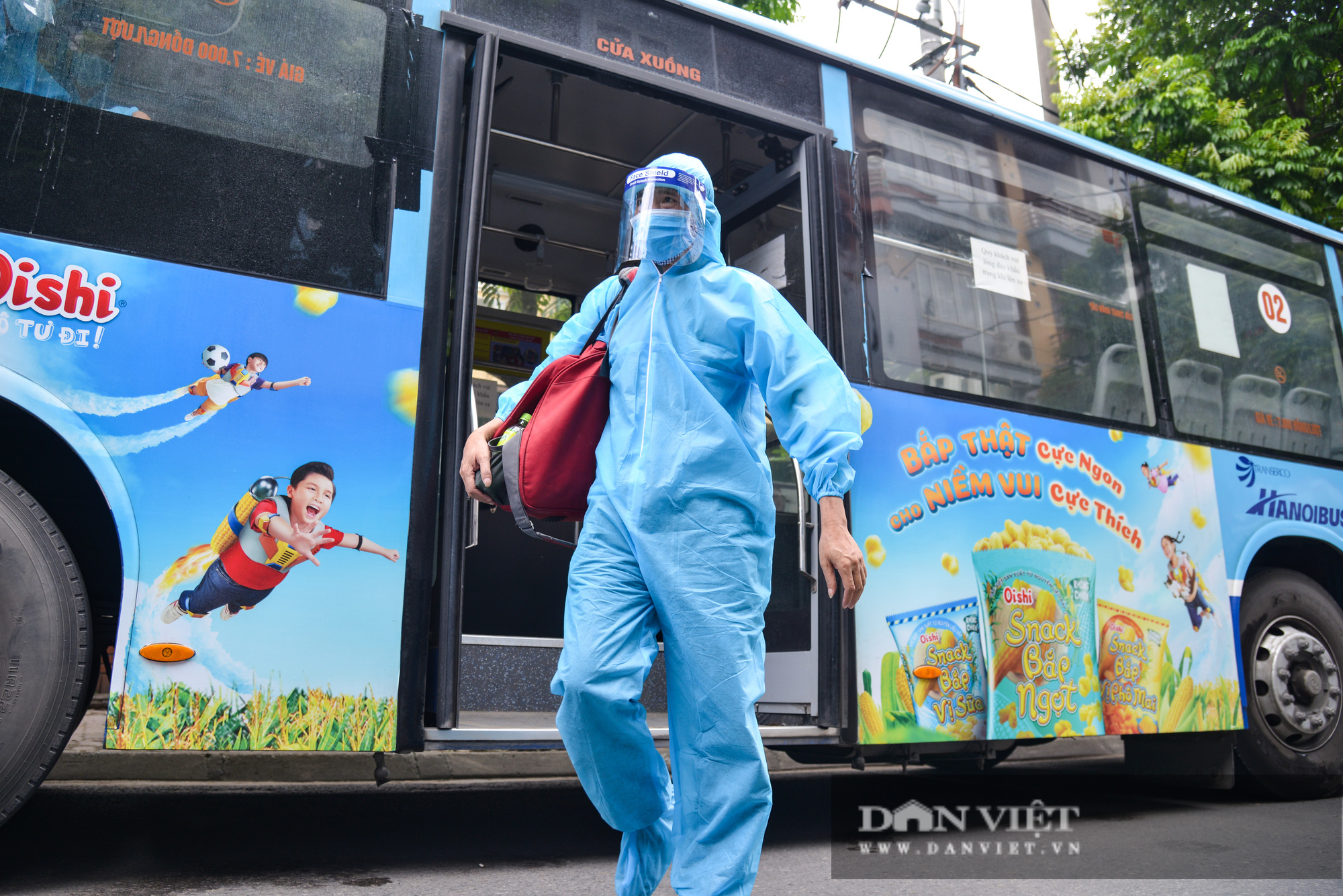 Hà Nội: Xe buýt đón gần 300 công nhân từ tâm dịch Bắc Giang trở về  - Ảnh 7.