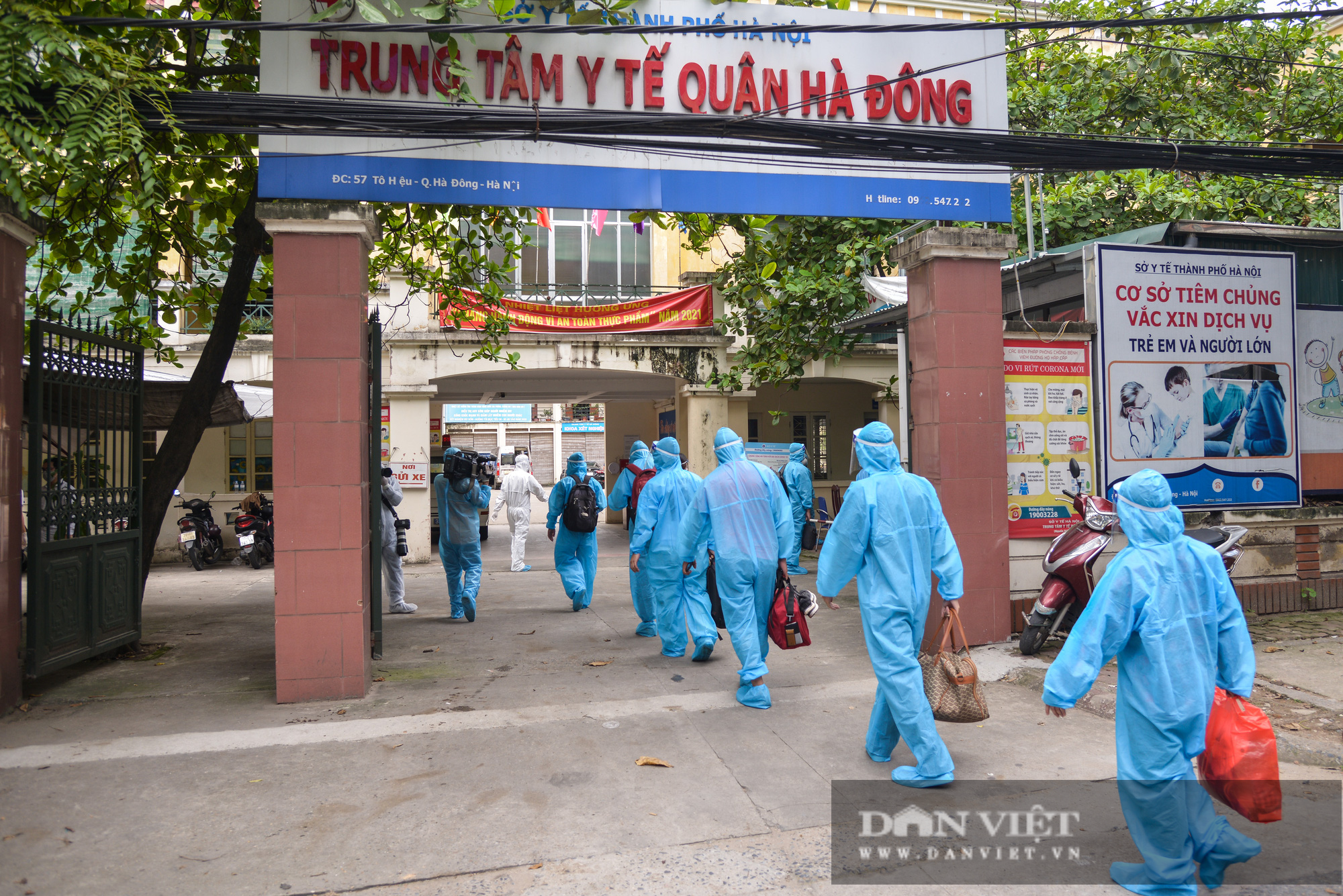 Hà Nội: Xe buýt đón gần 300 công nhân từ tâm dịch Bắc Giang trở về  - Ảnh 8.