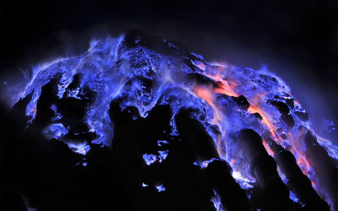 Núi lửa ở Indonesia phun trào dung nham xanh tuyệt đẹp