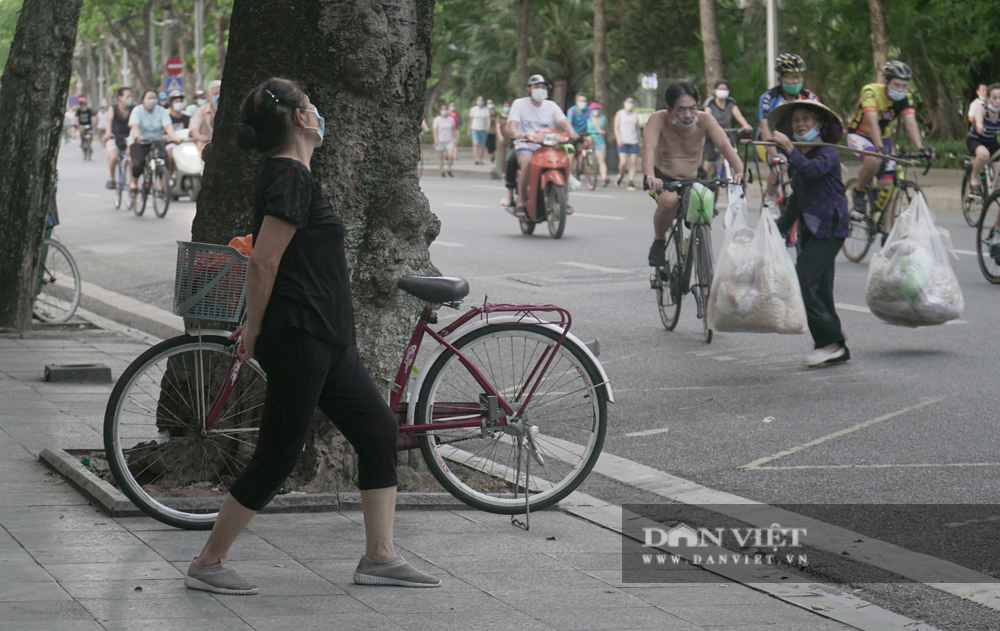 Quận Hoàn Kiếm: Phớt lờ chỉ đạo của TP, ngó lơ biển cấm người dân đổ ra Hồ Gươm tập thể dục - Ảnh 4.