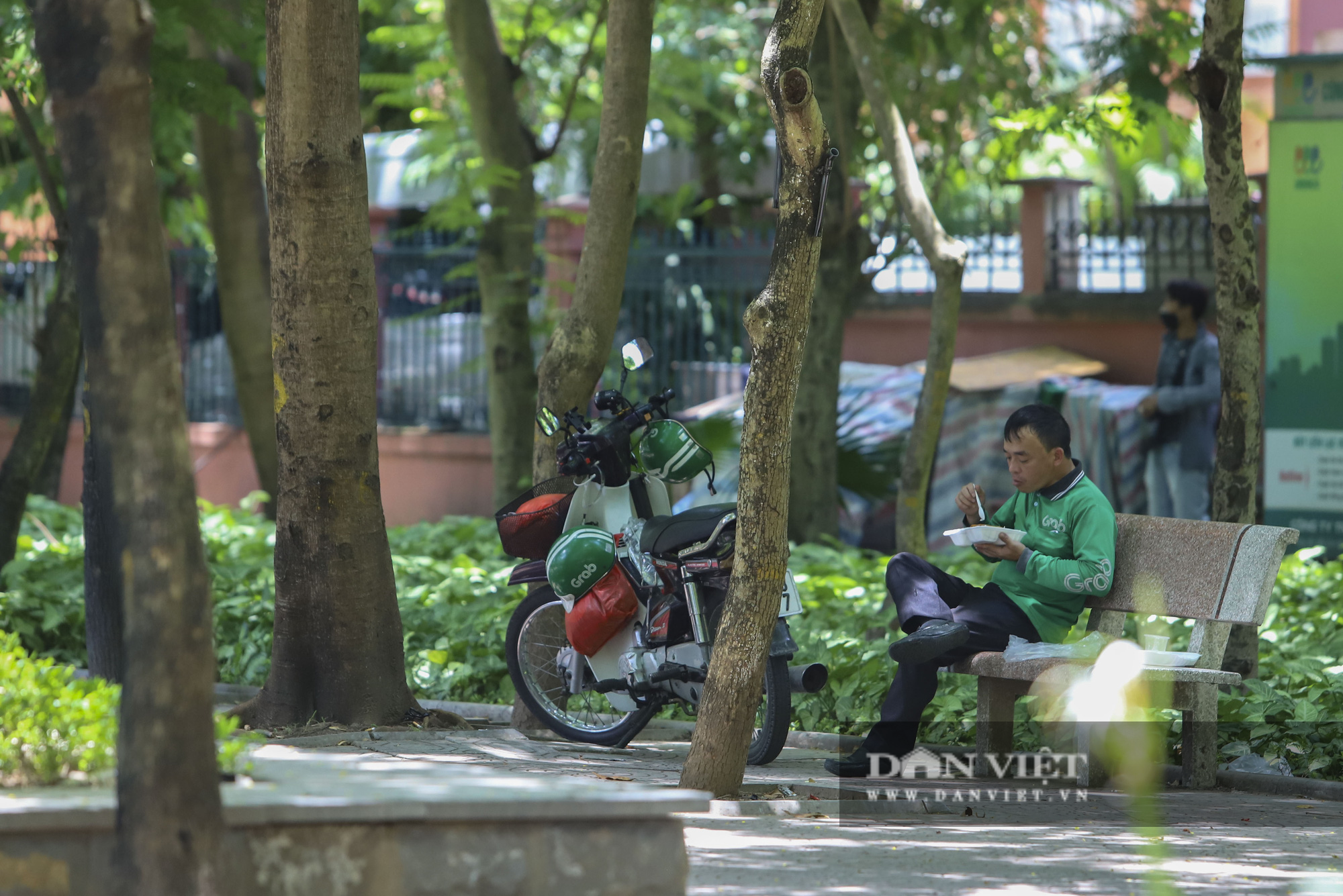 Dịch Covid-19: Nắng nóng, người dân mang cơm ra công viên, gầm cầu để ăn - Ảnh 1.