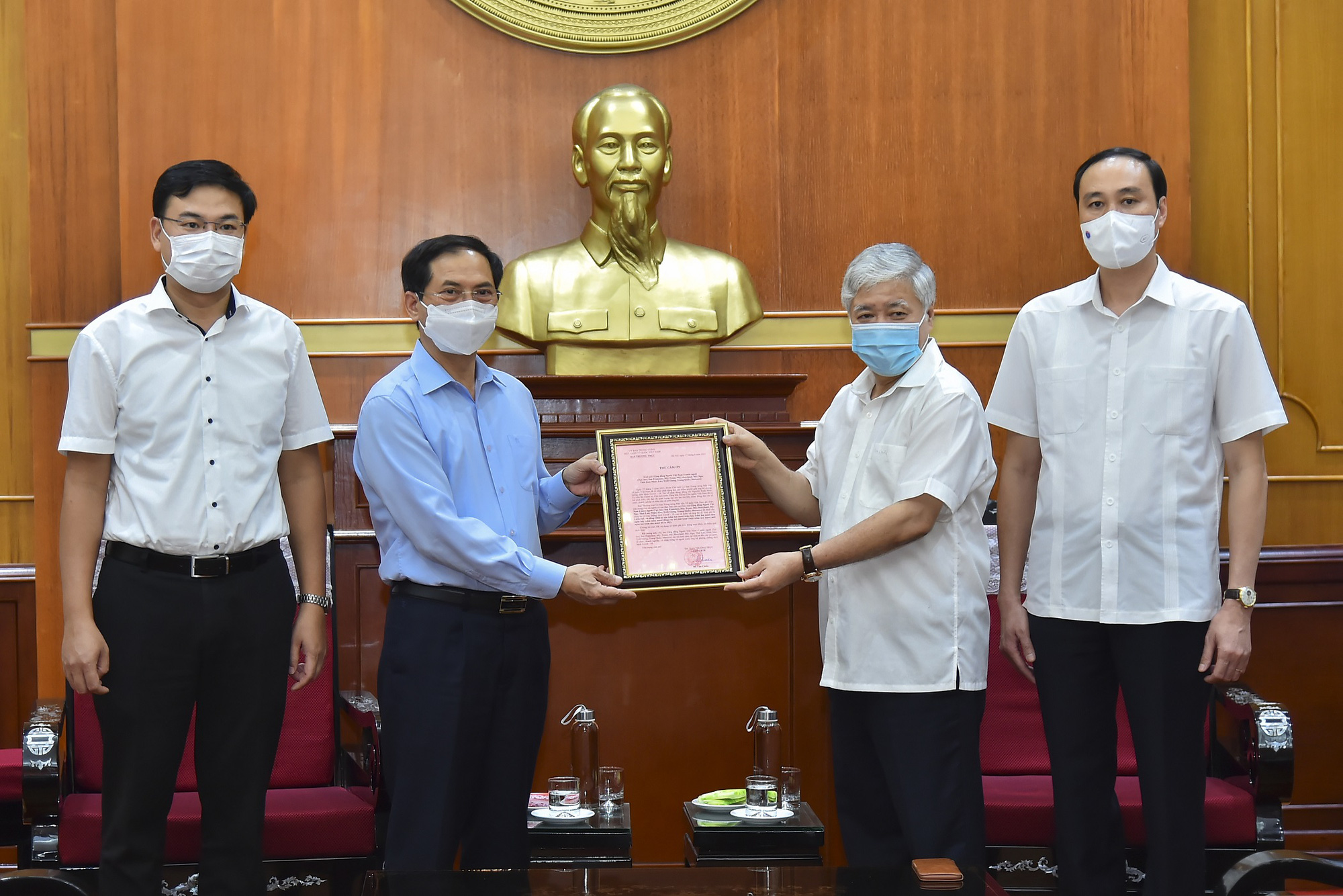 Người Việt ở nước ngoài ủng hộ hàng tỷ đồng cho Quỹ vaccine Covid-19 - Ảnh 1.