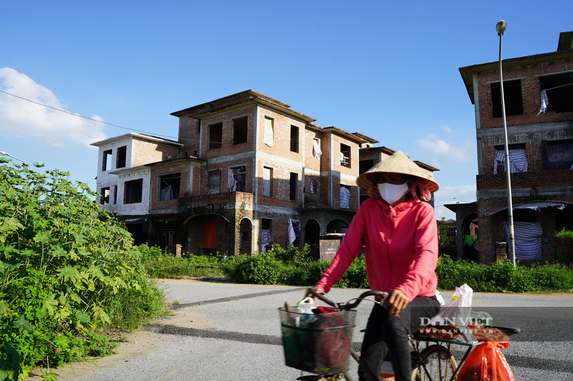 Hàng loạt khu biệt thự sang trọng bị bỏ hoang nhiều năm ở ngoại thành Hà Nội - Ảnh 7.