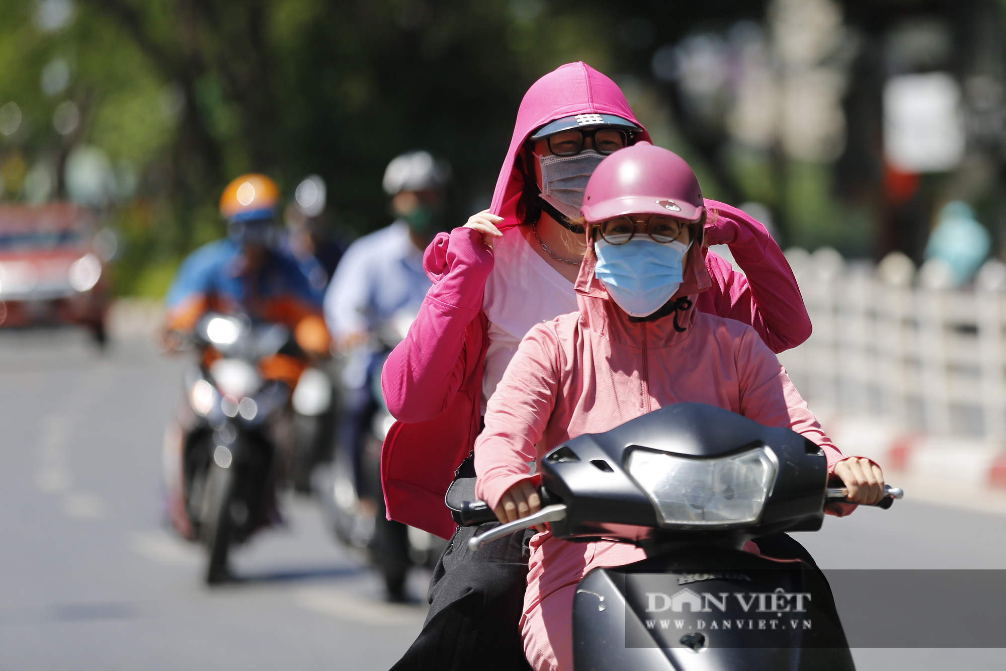 Nhiệt độ thực tế ngoài trời tại 5 quận nội thành Hà Nội là bao nhiêu? - Ảnh 6.