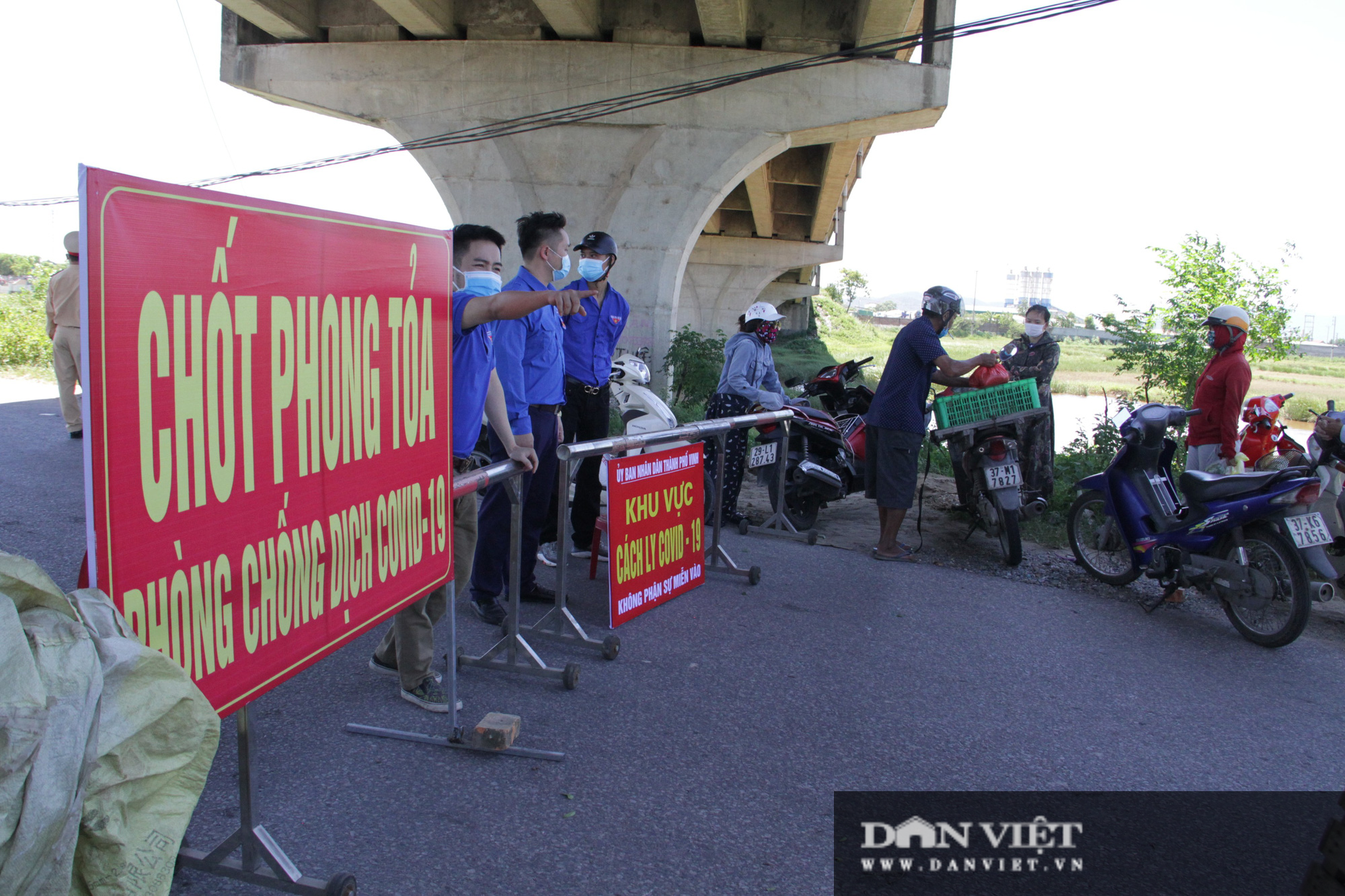 TP. Vinh vắng tanh, xử lý nghiêm các trường hợp không có việc cần thiết vẫn ra đường   - Ảnh 11.