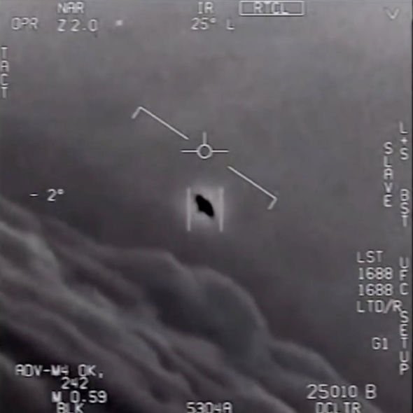Phi hành gia Chris Hadfield nói gì về UFO? - Ảnh 2.