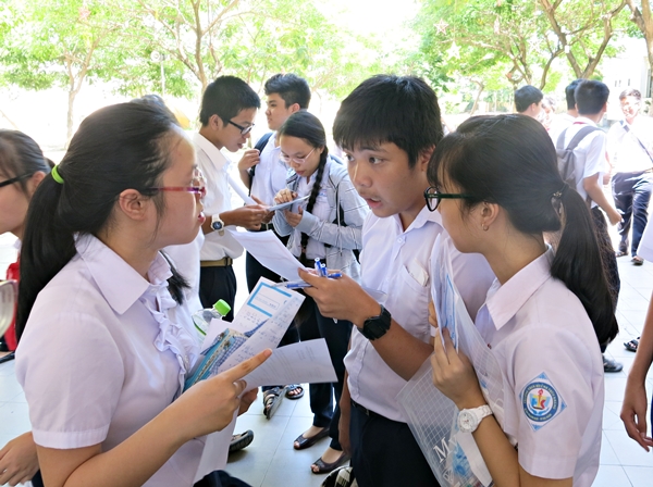 Sở GD-ĐT Hà Nội thăm dò rút ngắn thời gian thi vào lớp 10: Phụ huynh mừng nhiều, lo cũng không ít - Ảnh 1.