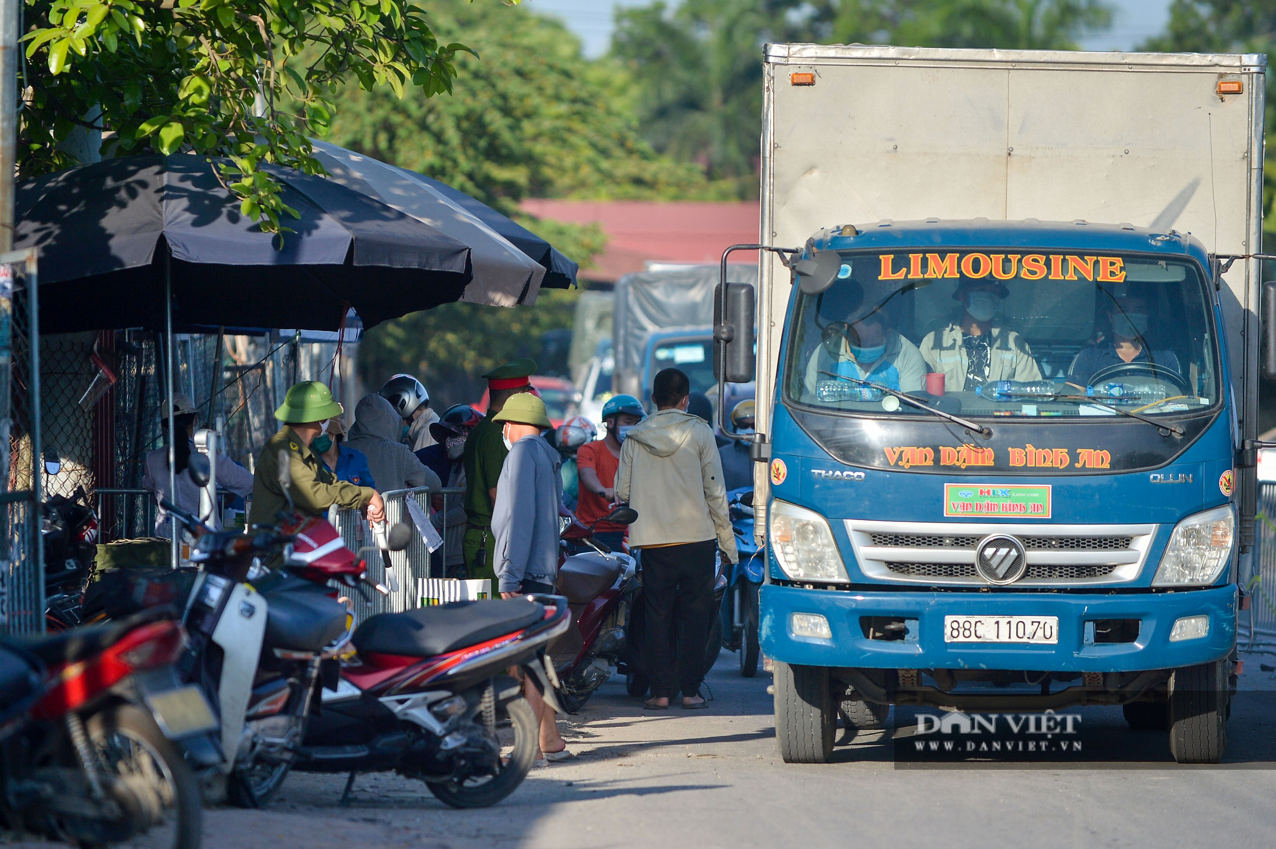 Hàng dài phương tiện xếp hàng khai báo y tế trên địa phận giáp ranh Bắc Ninh  - Ảnh 3.