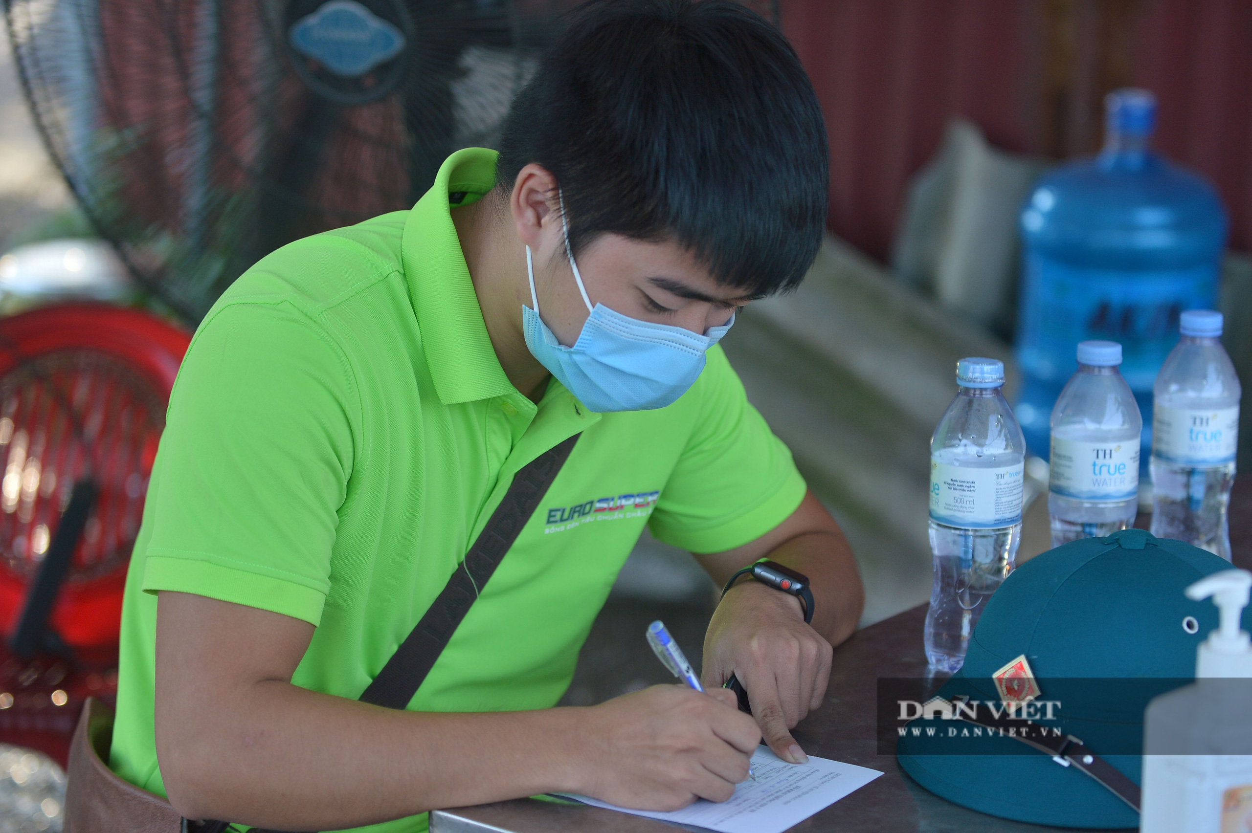 Hàng dài phương tiện xếp hàng khai báo y tế trên địa phận giáp ranh Bắc Ninh  - Ảnh 7.