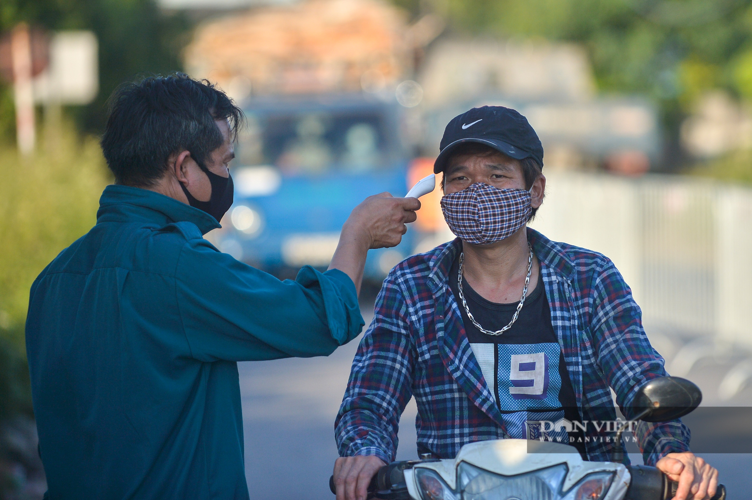Hàng dài phương tiện xếp hàng khai báo y tế trên địa phận giáp ranh Bắc Ninh  - Ảnh 8.