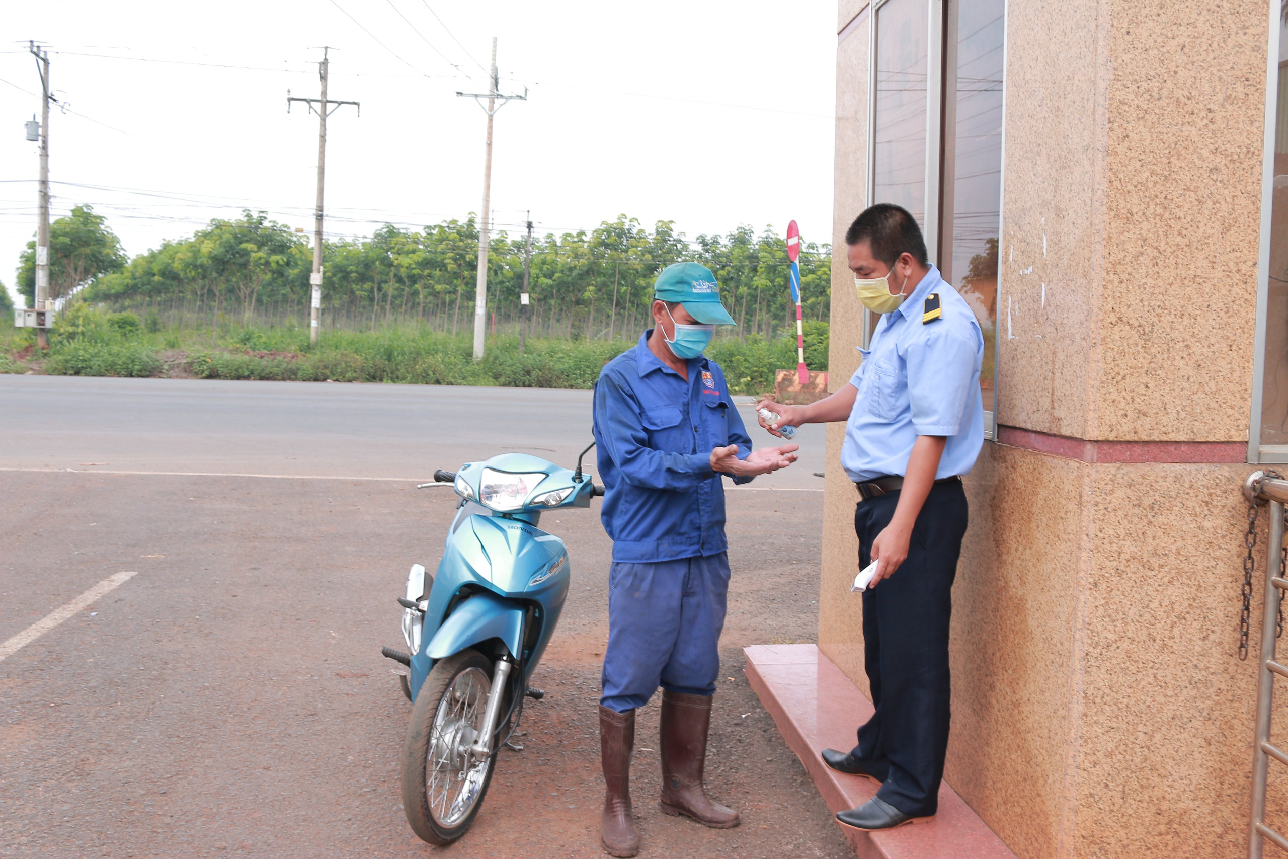 Tập đoàn Hùng Nhơn bỏ tiền mua vaccine Covid-19 tiêm miễn phí cho hơn 1.000 người lao động - Ảnh 2.