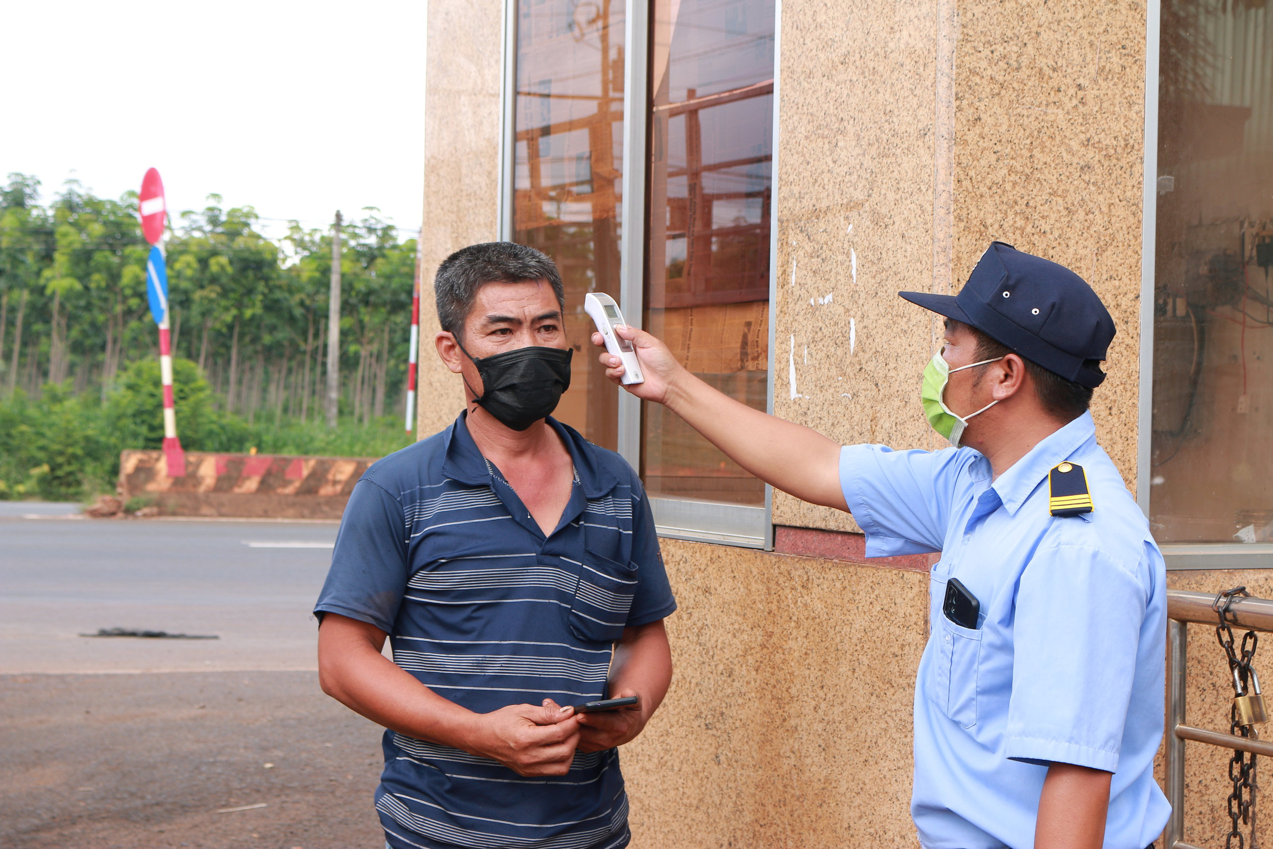 Tập đoàn Hùng Nhơn bỏ tiền mua vaccine Covid-19 tiêm miễn phí cho hơn 1.000 người lao động - Ảnh 3.