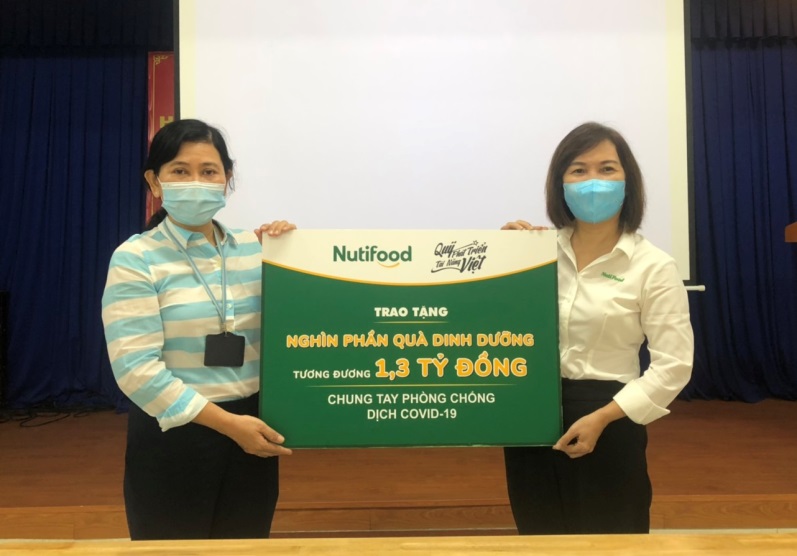 Nutifood và Ông Bầu trao tặng sản phẩm dinh dưỡng trị giá 1,3 tỷ đồng cho CBNV ngành y tế TP.HCM - Ảnh 1.