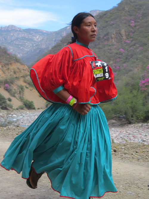 Bộ lạc Tarahumara nổi tiếng với “huyền thoại chạy”, đàn ông kết  hôn nhiều lần và Tesgüino giúp tăng “giao lưu tình cảm” - Ảnh 7.