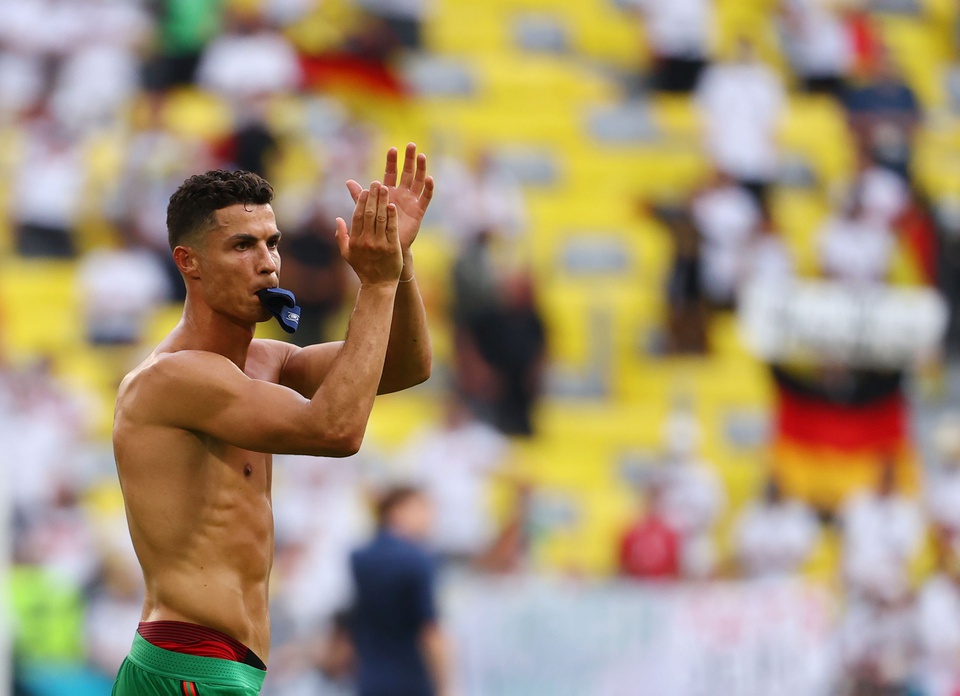 Hình ảnh Ronaldo khoe cơ bụng 6 múi săn chắc sau thất bại trước tuyển Đức - Ảnh 5.