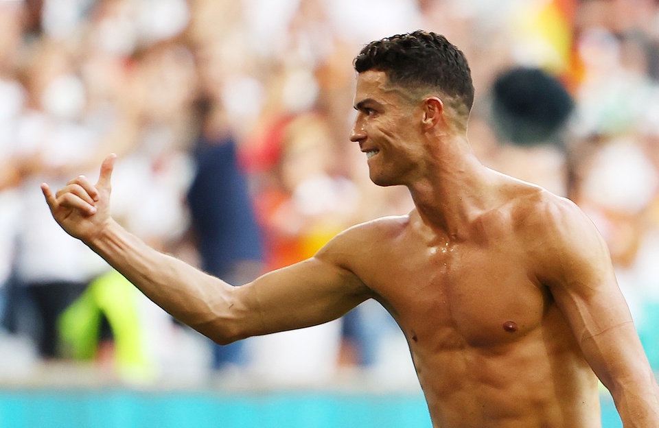 Hình ảnh Ronaldo khoe cơ bụng 6 múi săn chắc sau thất bại trước tuyển Đức - Ảnh 6.