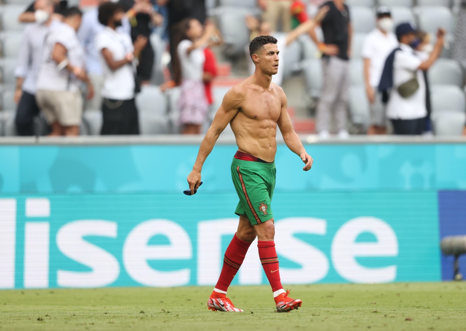 Hình ảnh Ronaldo khoe cơ bụng 6 múi săn chắc sau thất bại trước ...