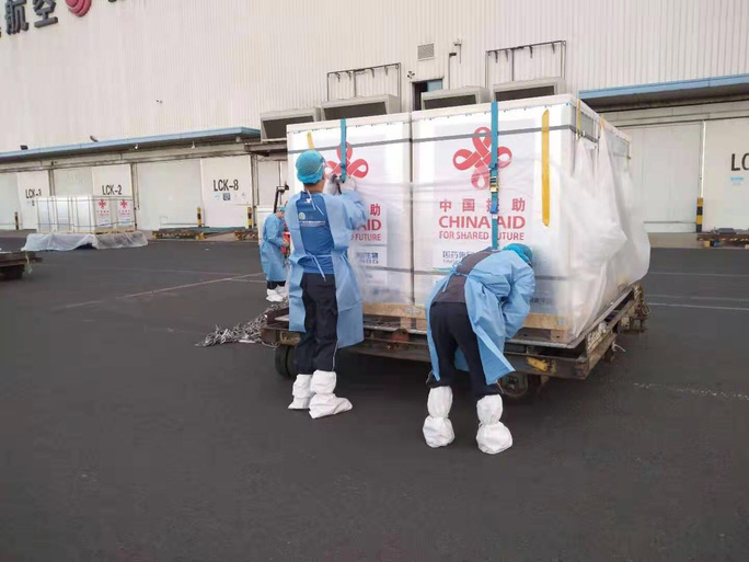 
Clip-ảnh: Lô 500.000 liều vaccine Covid-19 do Trung Quốc viện trợ đã về đến Hà Nội - Ảnh 9.