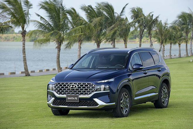 Hyundai Santa Fe 2021 lăn bánh 200 km rao bán đắt hơn giá xe mới - Ảnh 1.