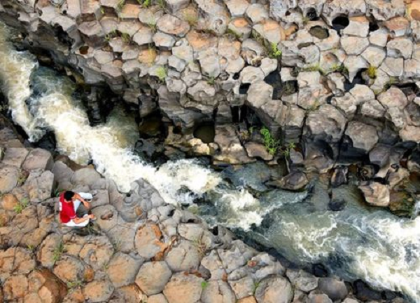 Gia Lai: Một con suối ở Làng Vân bỗng dưng nổi như cồn vì hình dáng kỳ lạ giống hệt tổ ong - Ảnh 4.