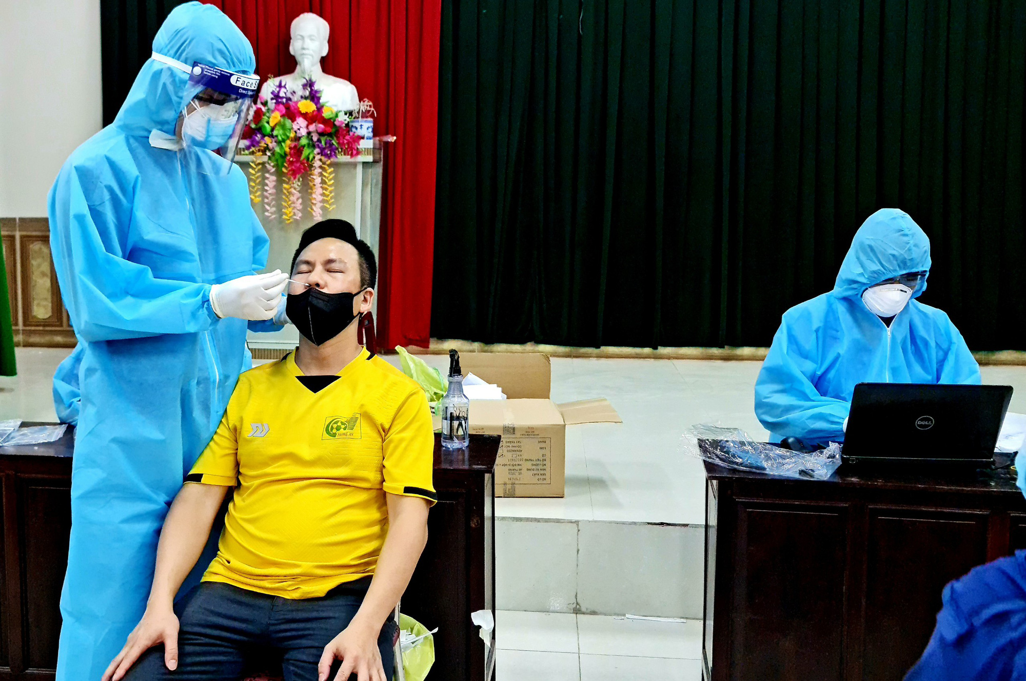 Dịch Covid-19 ở Nghệ An: Xúc động hình ảnh tình nguyện viên tranh thủ ngả lưng trên vỉa hè - Ảnh 4.