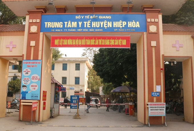 Bệnh nhân F0 ở Bắc Giang trốn ra mua đồ bị phạt 17,5 triệu đồng, giao công an theo dõi, xử lý tiếp - Ảnh 1.