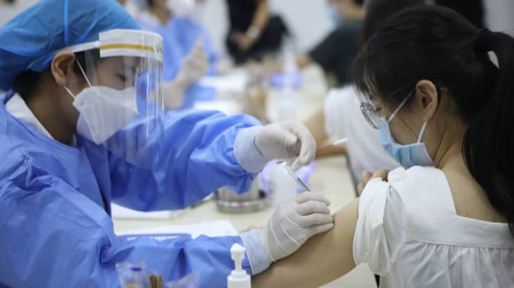 Trung Quốc đã tiêm cho người dân hơn 1 tỷ liều vắc xin Covid-19 - Ảnh 1.