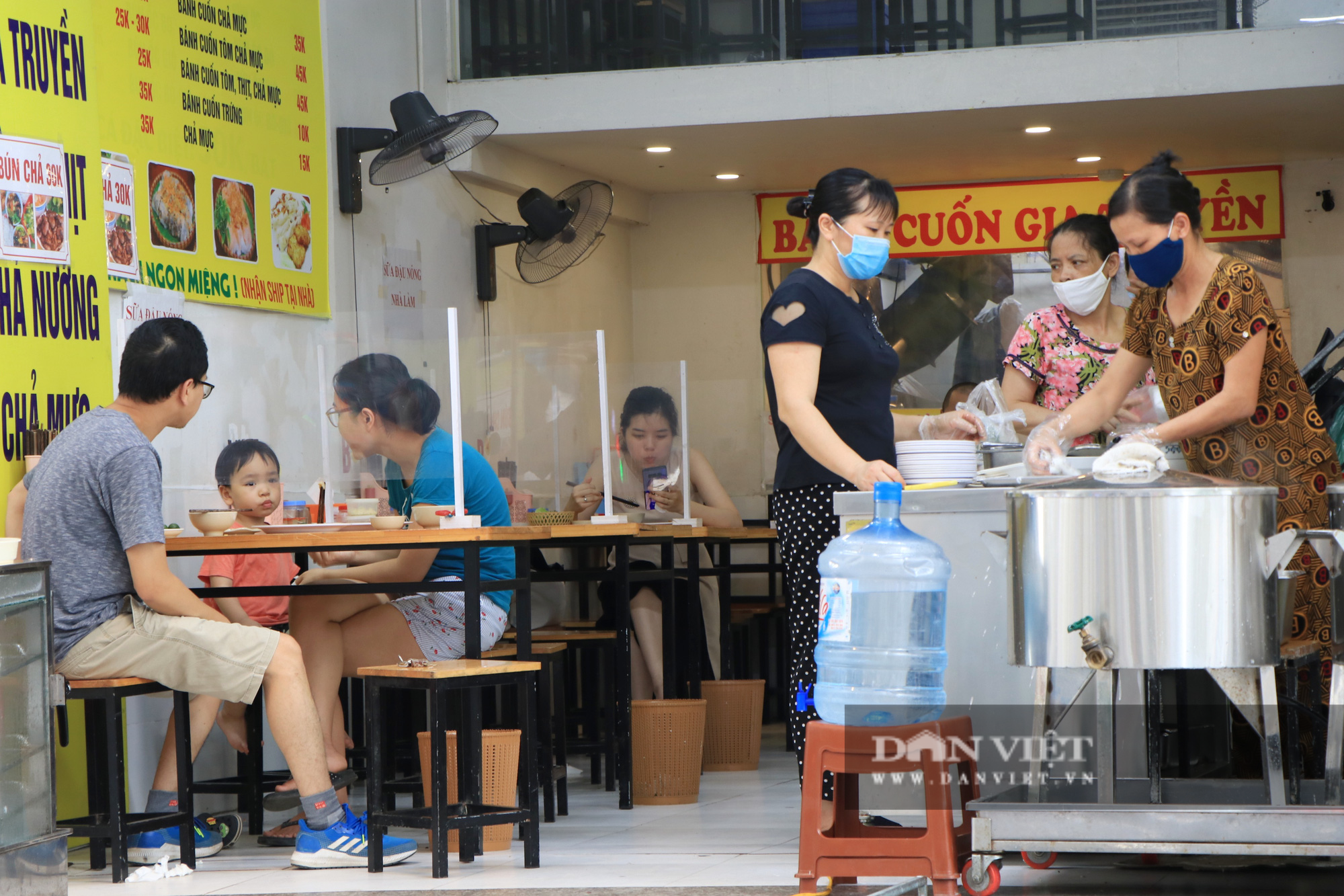 Nhiều chủ quán và người dân &quot;mừng ra mặt&quot; ngày Hà Nội mở cửa hàng ăn, quán cắt tóc  - Ảnh 3.