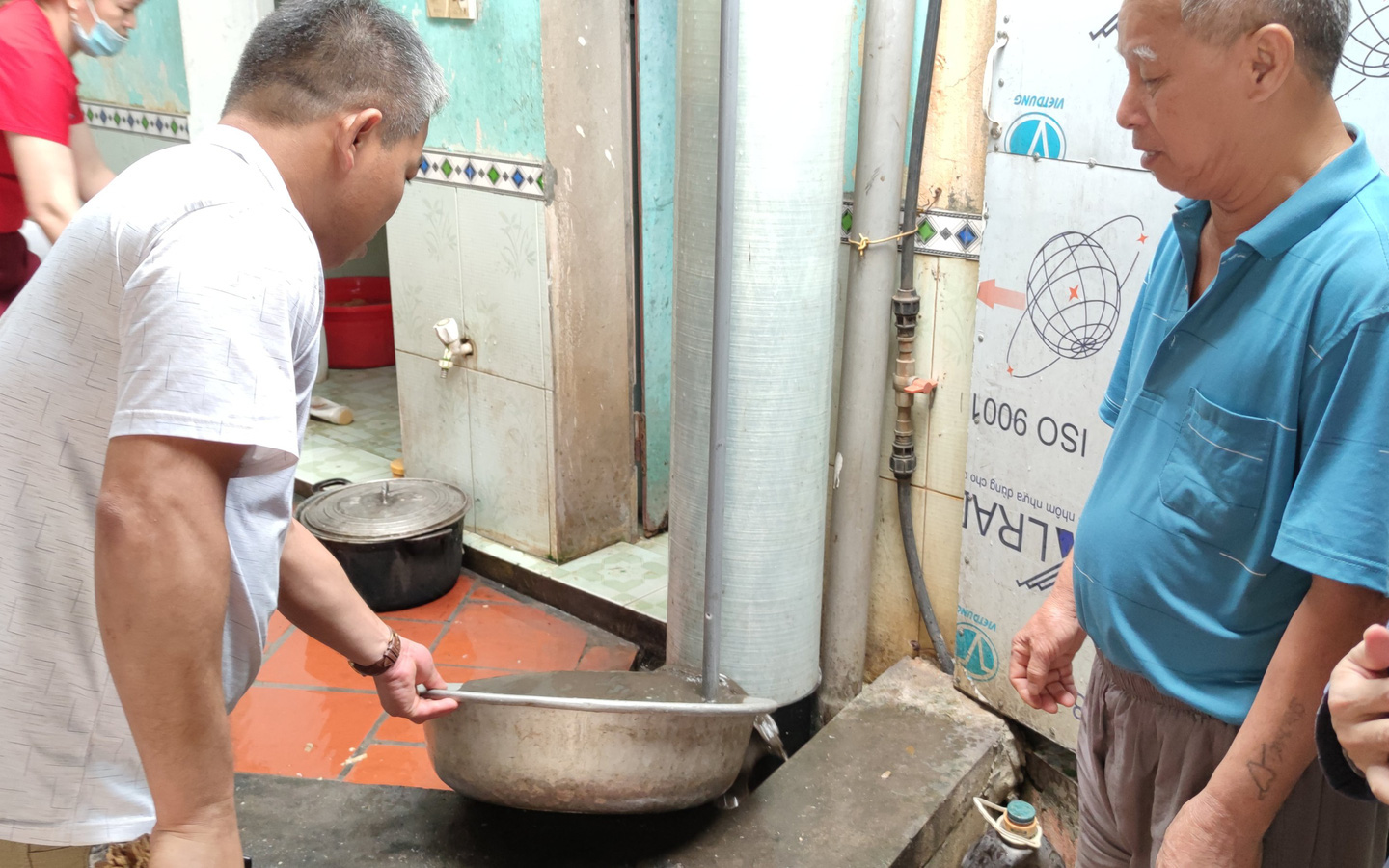 Bắc Giang: Rùng mình với nước sinh hoạt phải qua 2 lần lọc, khi sục rửa bình lọc đen xì như nước bùn
