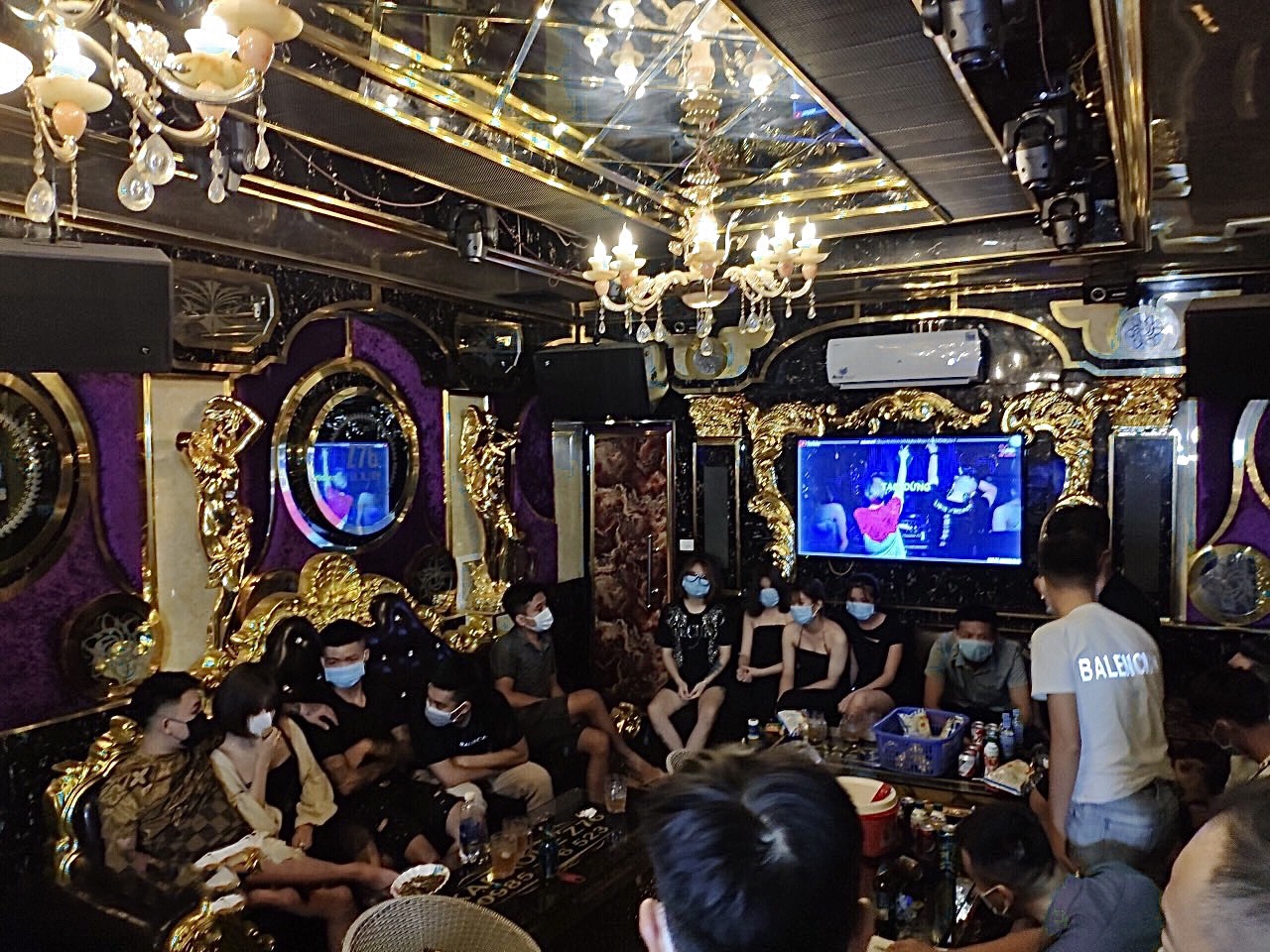 13 nam và 7 nữ tụ tập hát karaoke phản cảm giữa dịch Covid-19  - Ảnh 1.