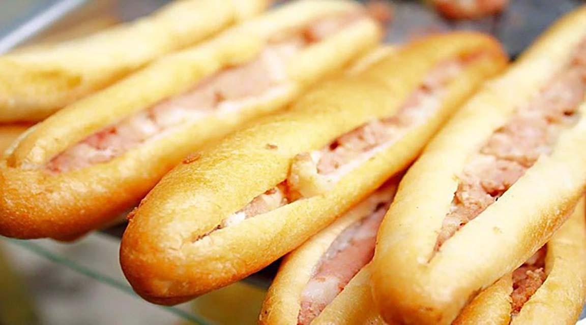 Hà Nội: Bánh mì que trở thành món ăn vặt được săn đón bởi hương vị đặc biệt này - Ảnh 1.