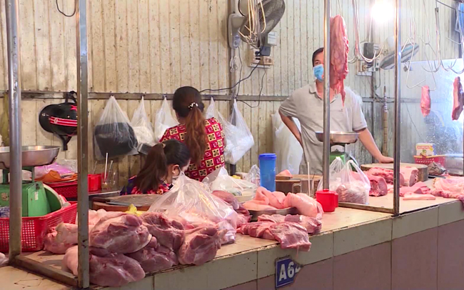 Các sạp hàng bán thịt heo tại chợ Biên Hòa. (Ảnh: Lê Đức)